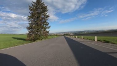 İlkbahar kırsalında araba sürmek