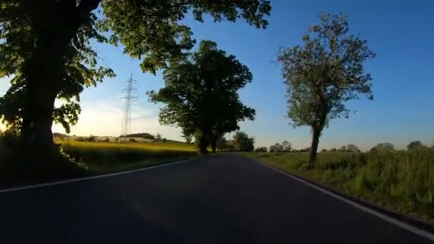 Водіння автомобілем навесні в європейській сільській місцевості — стокове відео