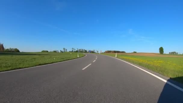 Auto rijden in het voorjaar platteland — Stockvideo