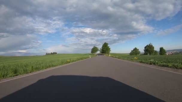 autós vezetés tavasszal vidéken