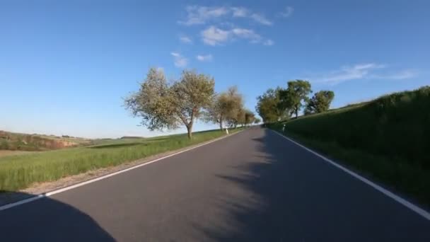 Auto rijden in het voorjaar op het platteland van Europa — Stockvideo