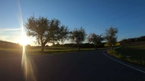 Carro dirigindo na primavera na europa rural rural — Vídeo de Stock