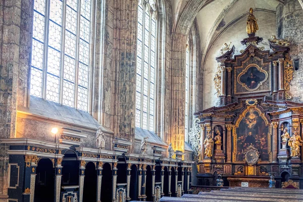 Ołtarz Wśród Wnętrza Słynnej Czeskiej Katedry Wniebowzięcia Najświętszej Marii Panny — Zdjęcie stockowe