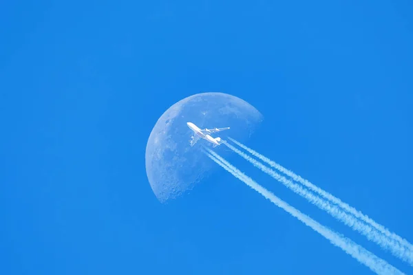 Passenger Plane Airliner Passes Moon Explore New Frontier Space Traveler — Stock Photo, Image