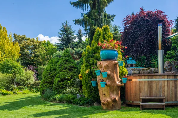 Hermoso Concepto Jardín Verano Macetas Instaladas Tronco Del Árbol Hierba —  Fotos de Stock