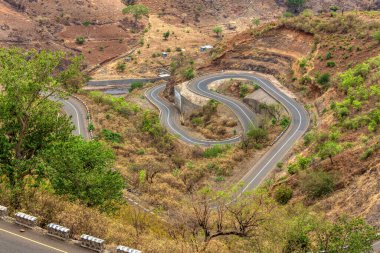 Semien 'de viraj yolu, Simien Dağları Kuzey Etiyopya' daki Ulusal Park manzarası. Afrika kırsal bölgesi, mavi gökyüzü güneşli bir gün.