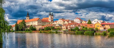 Dramatik gökyüzü ile Telc City Panorama. Çek Cumhuriyeti 'ndeki evlerin ve Telc Castle' ın su yansıması. UNESCO Dünya Mirası Alanı.