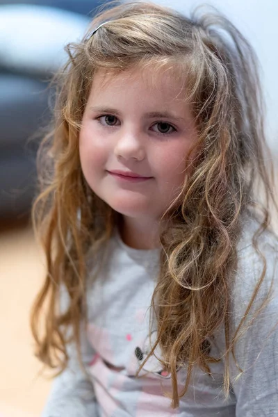 一个有着蓬乱头发的可爱的高加索小女孩的画像 — 图库照片