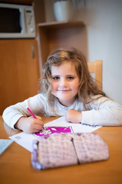 Lachend Vrolijk Schattig Meisje Met Lange Krullend Gouden Haar Kunstenaar — Stockfoto