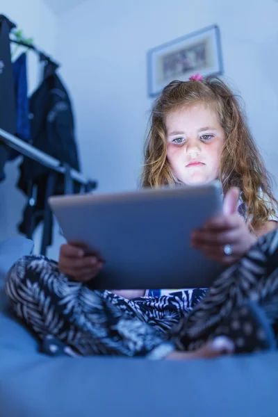 Εστίασε Μικρά Χαριτωμένα Κορίτσια Χρησιμοποιώντας Ψηφιακή Ταμπλέτα Στο Κρεβάτι Βλέποντας — Φωτογραφία Αρχείου