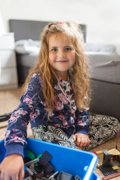 Lächelndes Süßes Mädchen Mit Langen Lockigen Goldenen Haaren Charmante Vorschulkind — Stockfoto