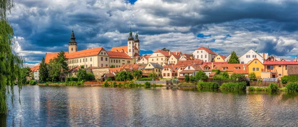 Telc Ciudad Panorama Con Cielo Dramático Reflejo Del Agua Las — Foto de Stock