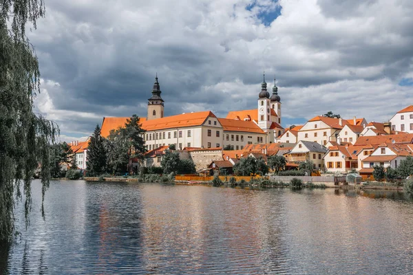 Telk Város Drámai Égbolttal Víztükörképe Házak Telc Castle Cseh Köztársaság — Stock Fotó
