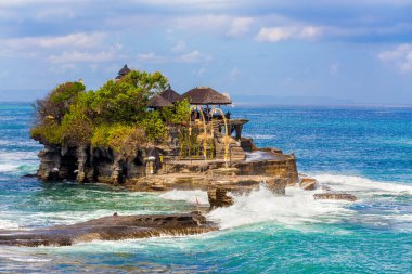 Bali Adası Endonezya 'da bulunan Tanah Lot Tapınağı