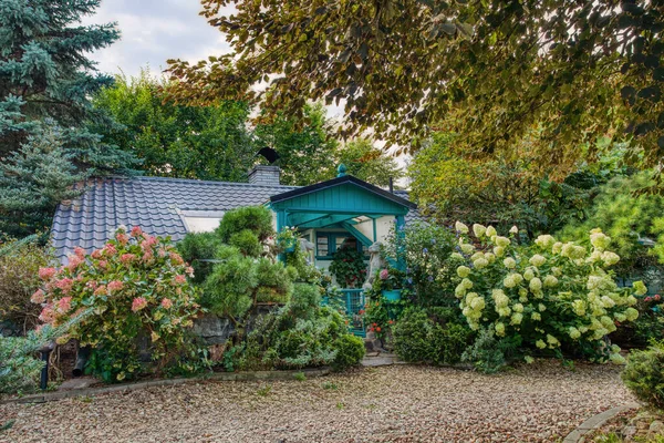 Gebouw Gelegen Late Zomer Groenblijvende Tuin Met Naaldbomen Bomen Bloemen — Stockfoto