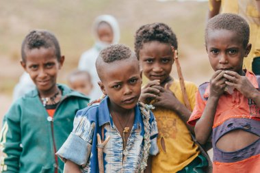 AMHARA REGION, ETHIOPIA, NİSAN 22.2019, Etiyopyalı çocuklar grubu Gondar 'dan gelen yolda boş zaman geçiriyorlar. Amhara Bölgesi, Etiyopya, 22 Nisan. 2019