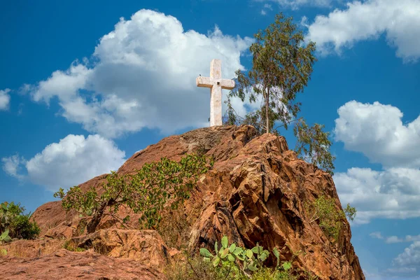 5月上旬に丘の上に白い十字架 シェバスイミングプールの女王 Aksumエチオピア — ストック写真