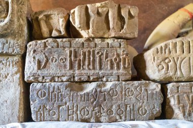 Aksumite öncesi krallığın başkenti Yeha 'daki Büyük Ay Tapınağı MÖ 700' de Sabaean yazıtları bulunan antik taş levhalar. Etiyopya Afrika