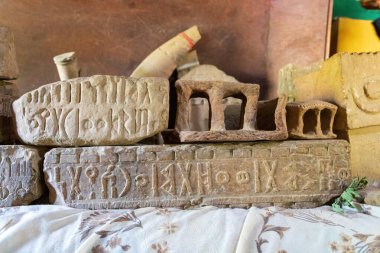 Aksumite öncesi krallığın başkenti Yeha 'daki Büyük Ay Tapınağı MÖ 700' de Sabaean yazıtları bulunan antik taş levhalar. Etiyopya Afrika