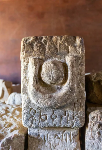 石スラブ上の月のシンボルは 前アクスマイト王国の首都イーハで紀元前700年から月の大神殿イーハで発見されました エチオピアアフリカ — ストック写真