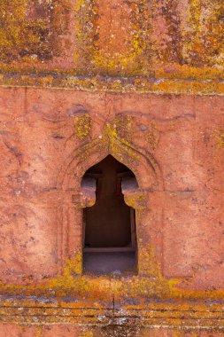 Aziz George 'un Kaya oymalı Kilisesi' ndeki haç şeklinde oyulmuş pencere ayrıntıları, Bete Giyorgis, Lalibela, UNESCO 'nun Dünya Mirası Kaya-Hewn Kiliseleri' ndeki monolitik kilise. Kilise tek bir taştan aşağı doğru oyulmuş.
