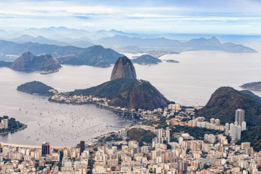Rio de Janeiro şehir manzarası ve Guanabara Körfezi 'nin ikonik Sugarloaf Dağı' nın yer aldığı Cristo Redentor 'dan hava panoramik görüntüsü. Brezilya