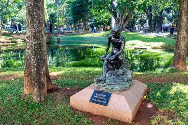 Sao Paulo, Brezilya - 13 Haziran 2025: Sao Paulo 'daki halka açık bir parkta Mercurio em Repouso adlı bronz bir heykel manzarası.