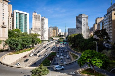 Sao Paulo, Brezilya - 13 Haziran 2025: Sao Paulo şehir merkezinin ünlü simgesi olan Viaduto do Cha 'da trafik akışı