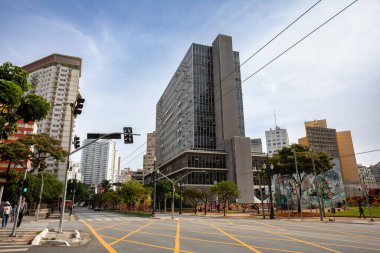 Sao Paulo, Brezilya - 14 Haziran 2025: Modern gökdelenlerden Praca da Republica yakınlarındaki tarihi binalara kadar mimari tarzların bir karışımının yer aldığı bir sokak sahnesi.