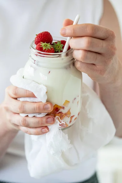 Femme Tenant Yaourt Naturel Fait Maison Avec Des Fraises Dans — Photo