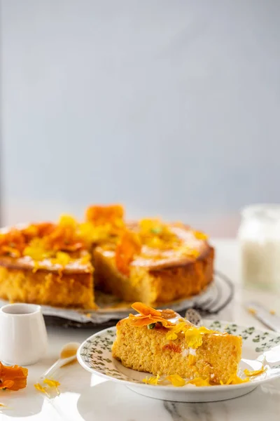 Gâteau Aux Amandes Orange Saupoudré Fleurs Fraîches Sur Dessus — Photo