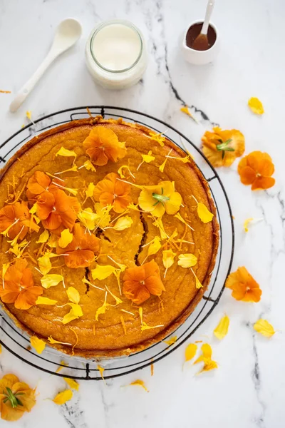 Torta Mandorle Con Arancia Cosparso Fiori Freschi Cima — Foto Stock