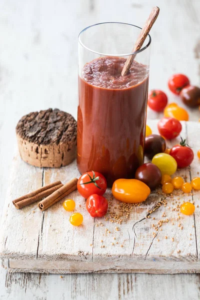 Glazen Pot Van Zelfgemaakte Tomatenketchup Met Houten Lepel Tomaten Een — Stockfoto