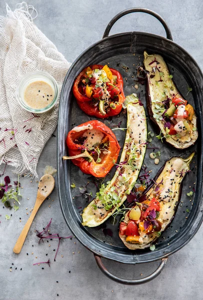 Verdure Arrosto Con Condimento Tahini Fondo Pietra — Foto Stock