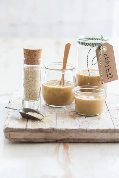 Samling Hemmagjord Tahini Flera Olika Burkar Med Sesamfrön Stockbild