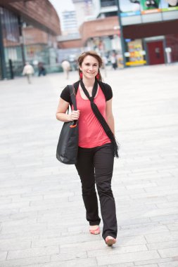 (Açık havada alışveriş merkezinde alışveriş çantası ile güzel kız)