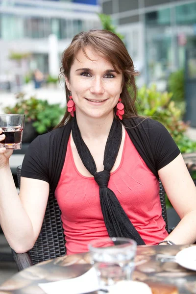 Linda Joven Sentada Aire Libre Tomando Una Copa Una Terraza — Foto de Stock