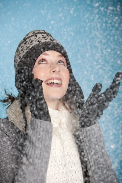 Mooi Meisje Met Warme Winterkleren Permanent Sneeuw — Stockfoto