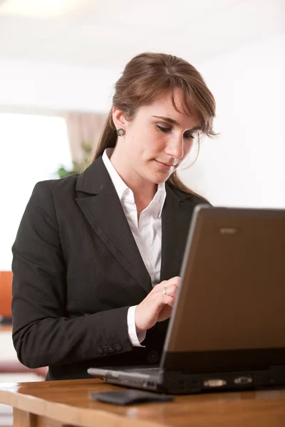 Aantrekkelijke Jonge Vrouw Die Achter Haar Laptop Werken — Stockfoto