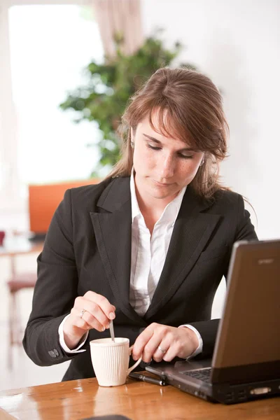 Atractiva Joven Empresaria Detrás Escritorio Con Café —  Fotos de Stock