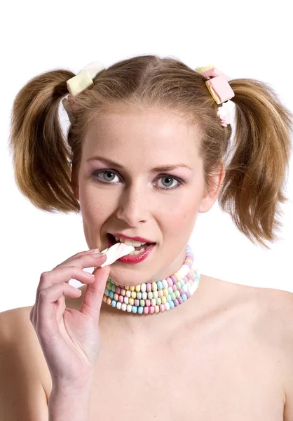Hezká Blondýnka Bonbóny Náhrdelník Kousání Cukrárně — Stock fotografie