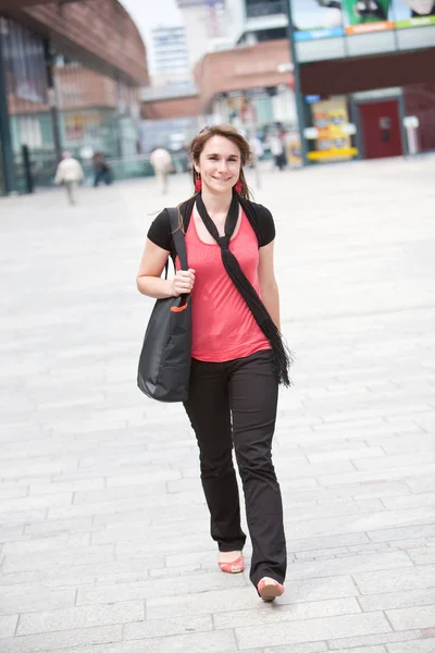 Menina Bonita Com Saco Compras Centro Comercial Livre — Fotografia de Stock