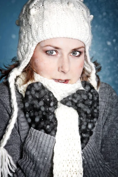 Mooi Meisje Met Warme Winterkleren Sneeuw — Stockfoto