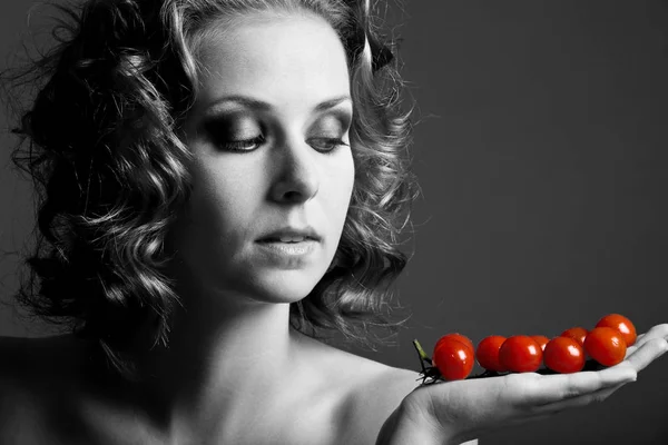 Όμορφο Κορίτσι Μαύρο Και Άσπρο Κρατώντας Φωτεινό Κόκκινο Ντομάτες — Φωτογραφία Αρχείου