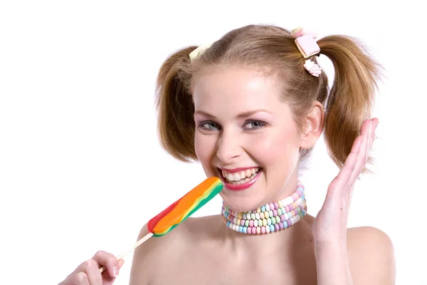 美しいブロンドの女の子のポニーテールと八重歯キャンデー杖と笑い — ストック写真