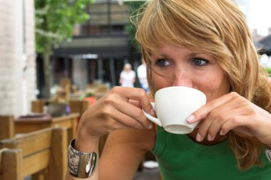 güzel sarışın kadın kahve keyfi