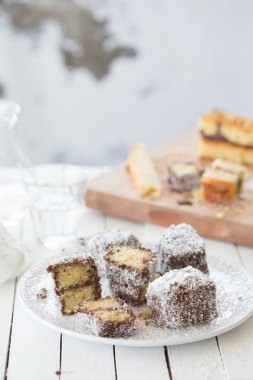 Çikolata ve hindistan cevizi taneleriyle kaplı kek parçaları.