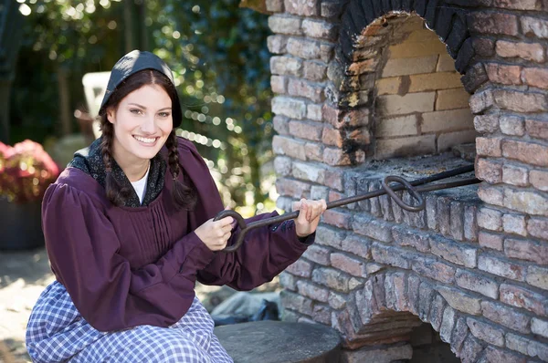 Mujer Joven Campesina Que Comprueba Pan Horno — Foto de Stock