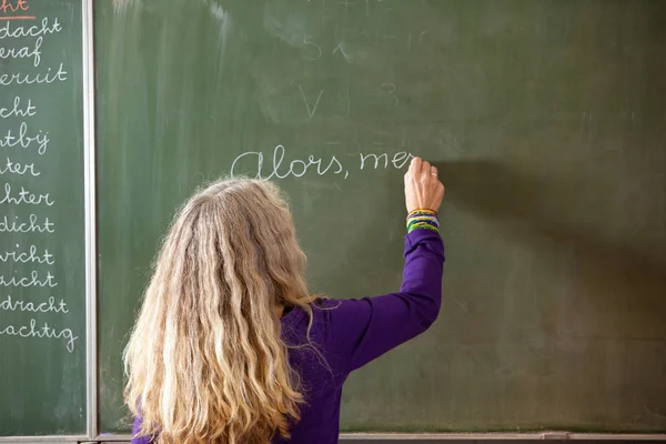 Învățătorul Scrie Ceva Franceză Tablă — Fotografie, imagine de stoc