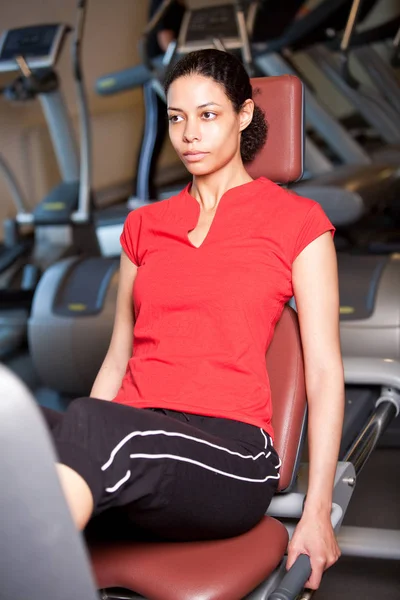健身房机器旁的女人在锻炼 — 图库照片